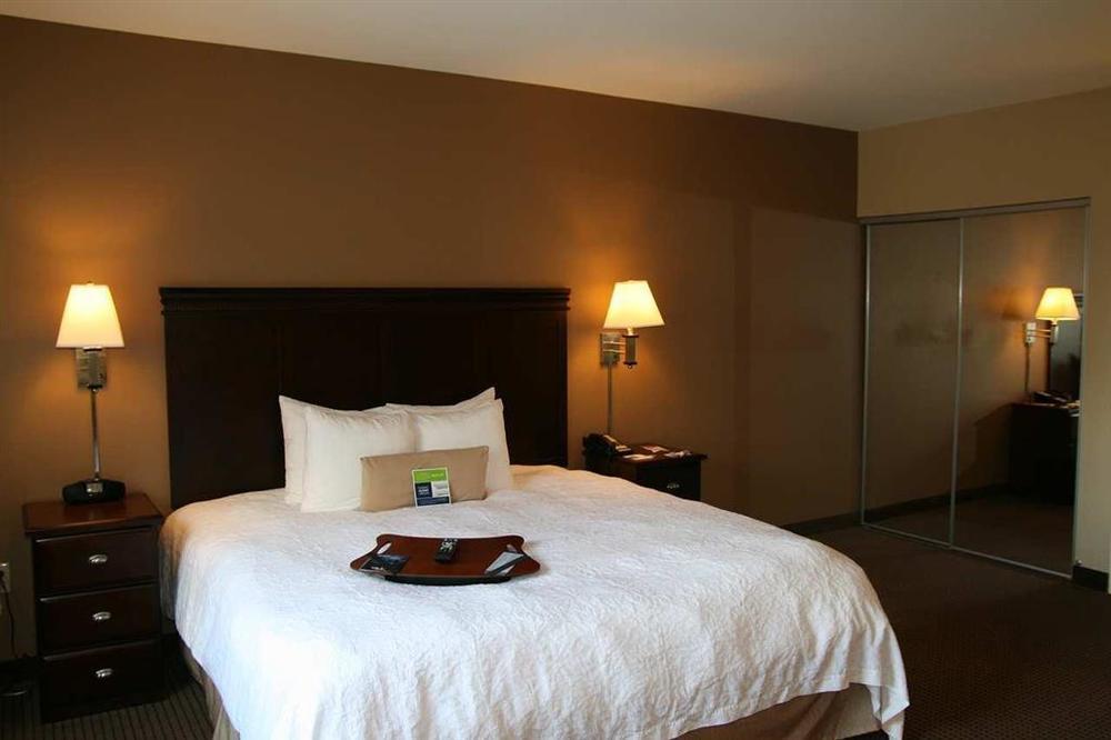 Hampton Inn & Suites Omaha-Downtown חדר תמונה